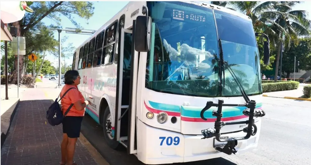 A Ruta Mar shuttle bus serving beach routes in Cancún, Quintana Roo