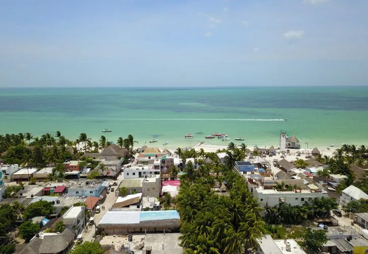 View of Holbox island in Quintana Roo, where Semarnat conditionally authorized a new 43-room hotel inside the Yum Balam protected area