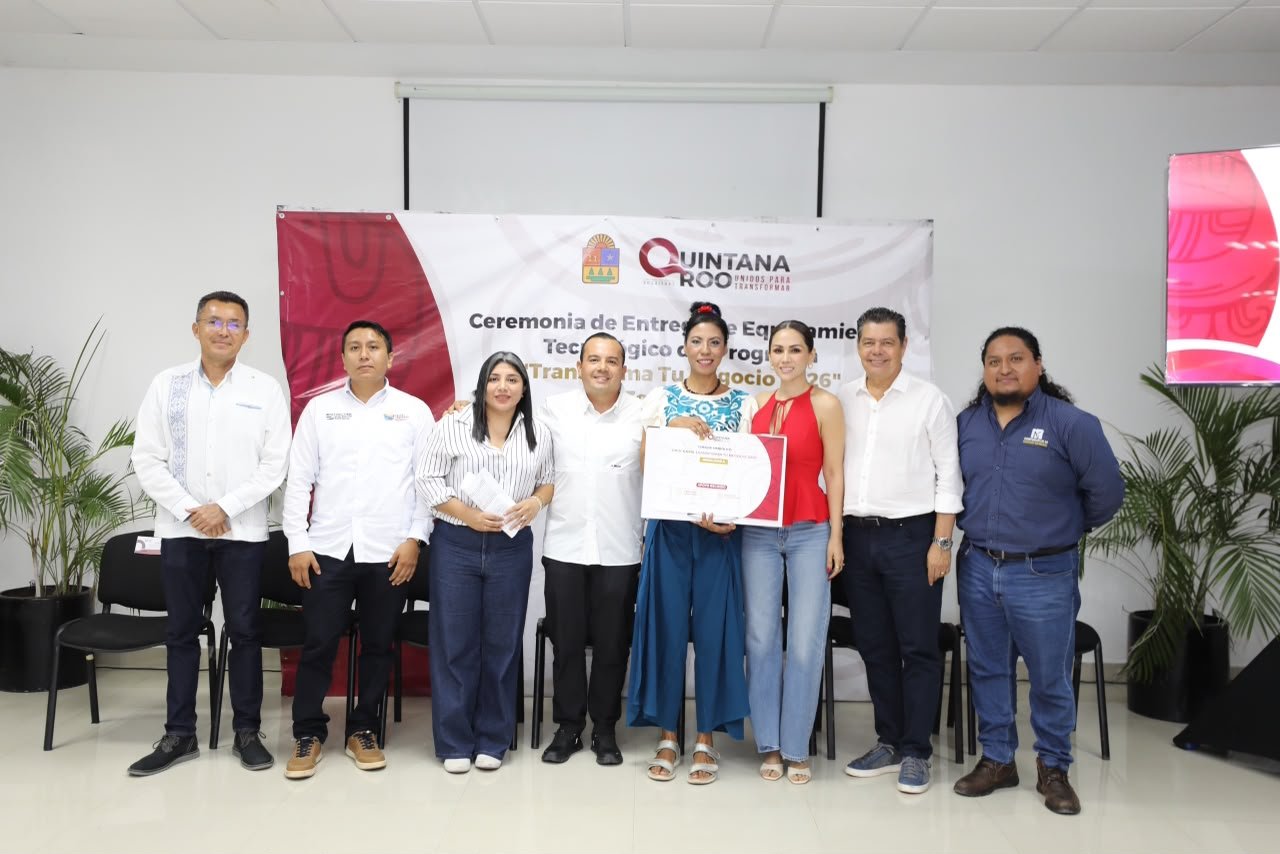 State officials hand over equipment and tools to small business owners in Cancun, Quintana Roo, as part of the Transforma Tu Negocio 2026 program