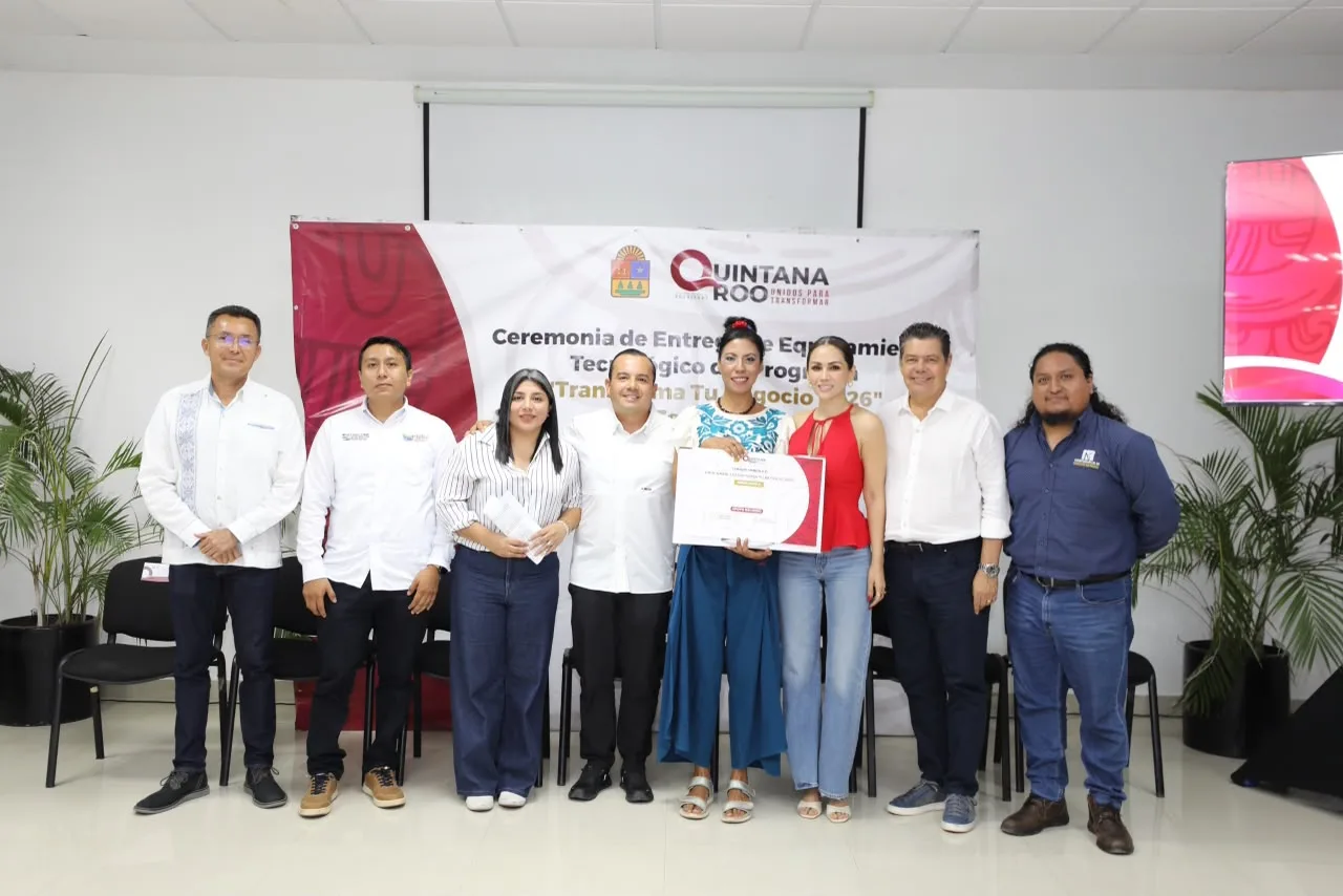 State officials hand over equipment and tools to small business owners in Cancun, Quintana Roo, as part of the Transforma Tu Negocio 2026 program