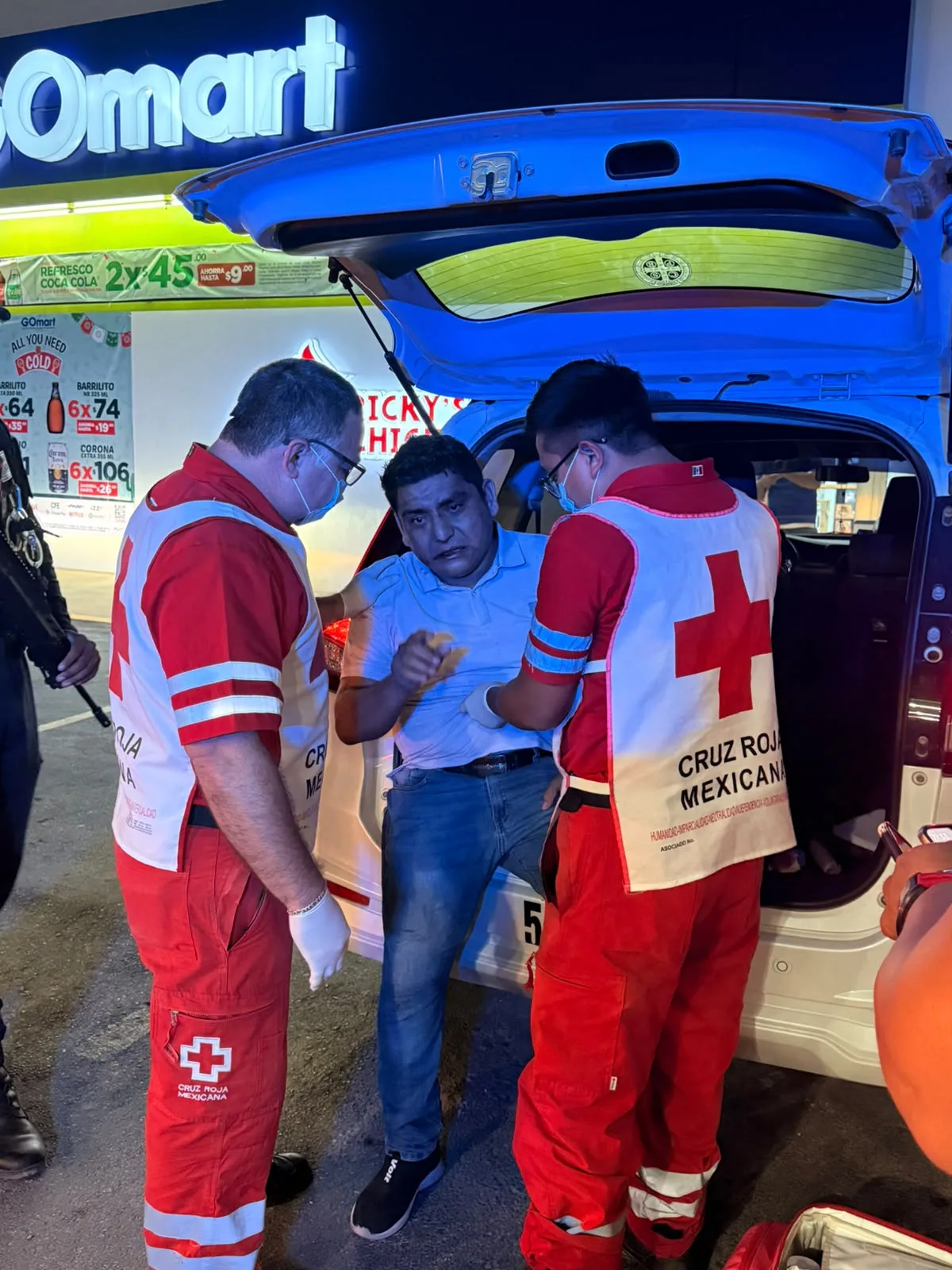 Police officers in Tulum, Quintana Roo, escorting three detained men accused of beating and robbing a taxi driver on Avenida Kukulkan