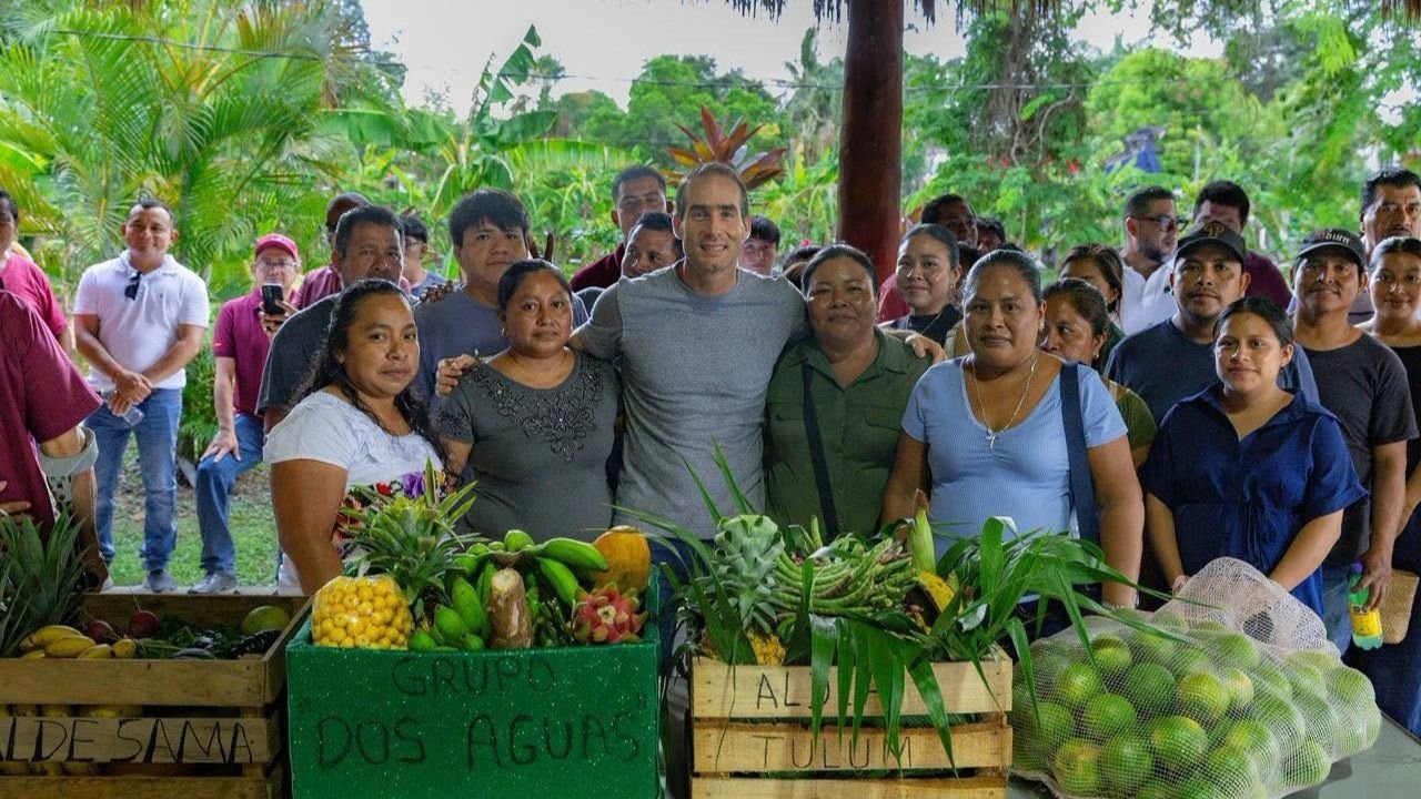 Mayors of Tulum and Bacalar tour the Prosperidad Compartida market with local producers.