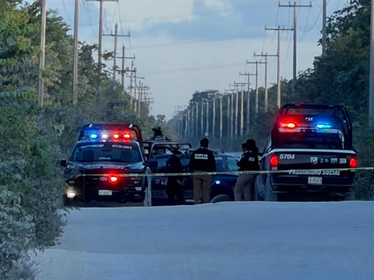 Forensic investigators at the scene where two men were found dead in Cancún's Colonia México neighborhood