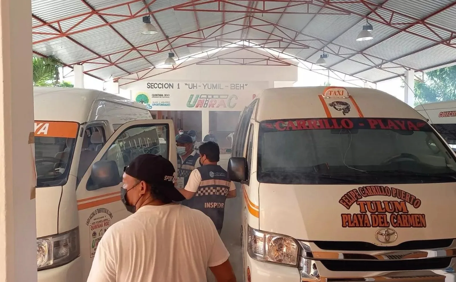 Transport union members and vehicles in Quintana Roo awaiting a decision on fare increases