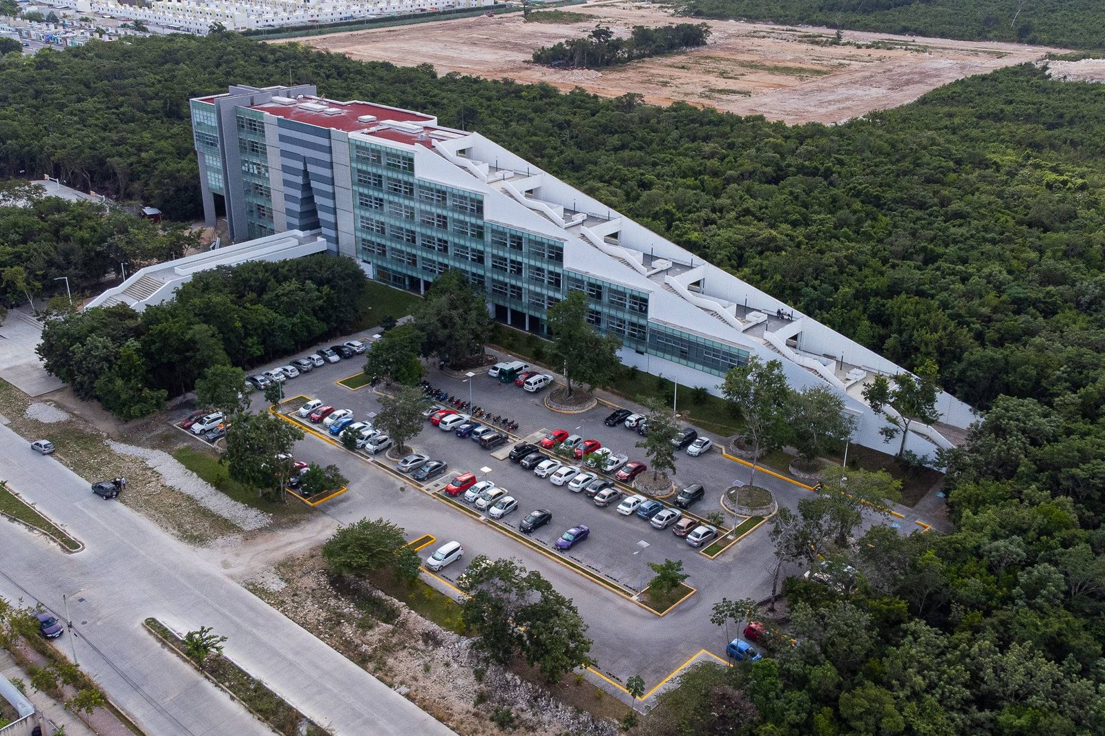 Facade of the Universidad Autónoma de Quintana Roo Cancún campus, where union workers allege irregularities in the election to renew their union leadership