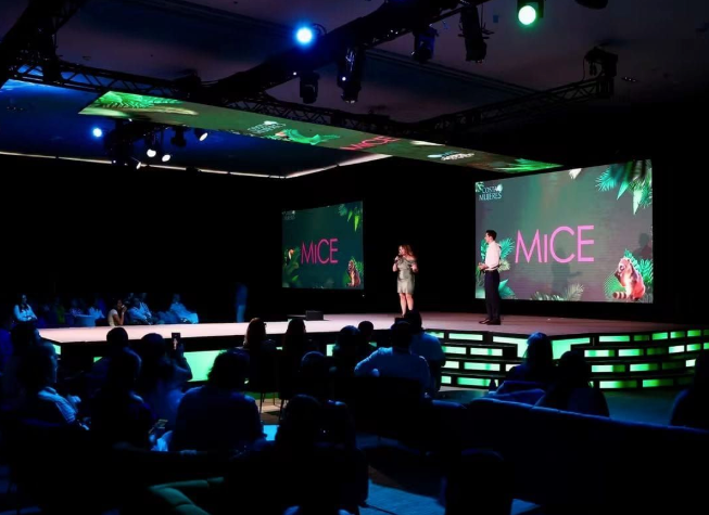 Attendees networking at the ViveMICE 2026 event in Costa Mujeres, Quintana Roo