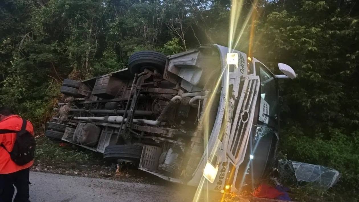 bus full of workers overturns in tulum