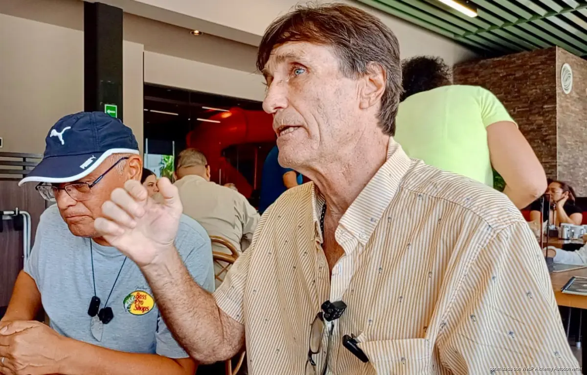 Kirt Alan Griffin, a 62-year-old US citizen, speaks at a press conference in Playa del Carmen about the alleged theft of his Toyota pickup