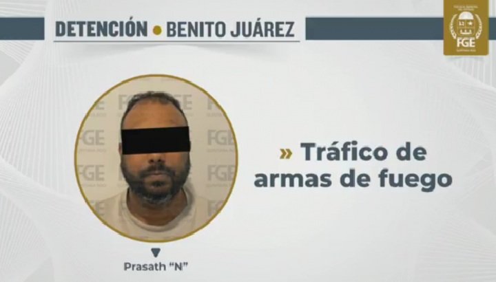 Police vehicle on Avenida Huayacán in Cancún, where a Canadian citizen wanted in the United States on arms trafficking charges was arrested