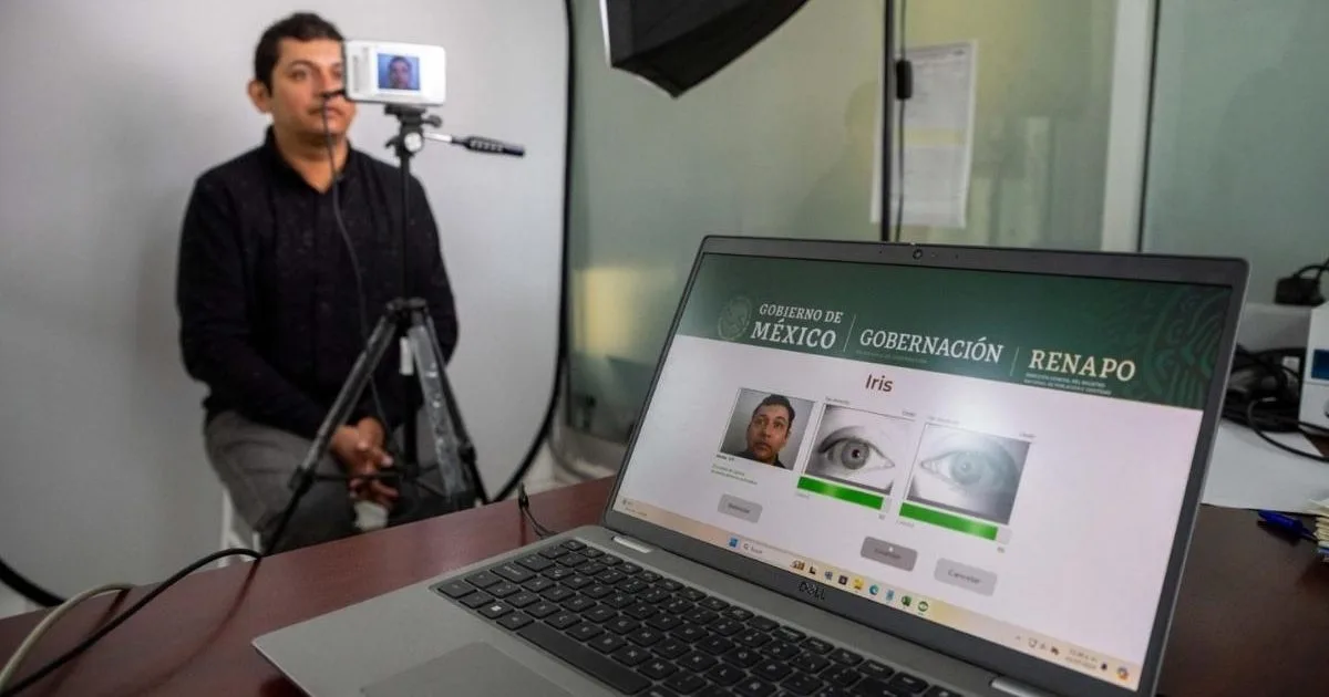 A person having fingerprints and a facial photograph captured at a Civil Registry module for the biometric CURP in Quintana Roo
