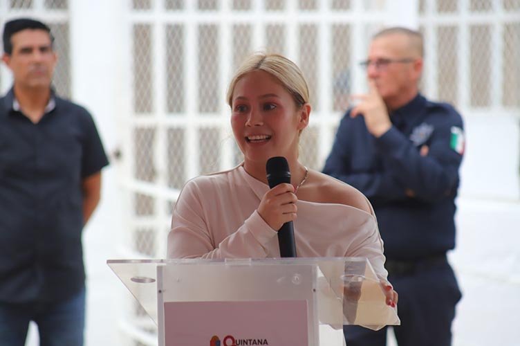 Mexican professional boxer Marilyn Badillo addressing inmates at the Cereso prison in Cancún, Quintana Roo