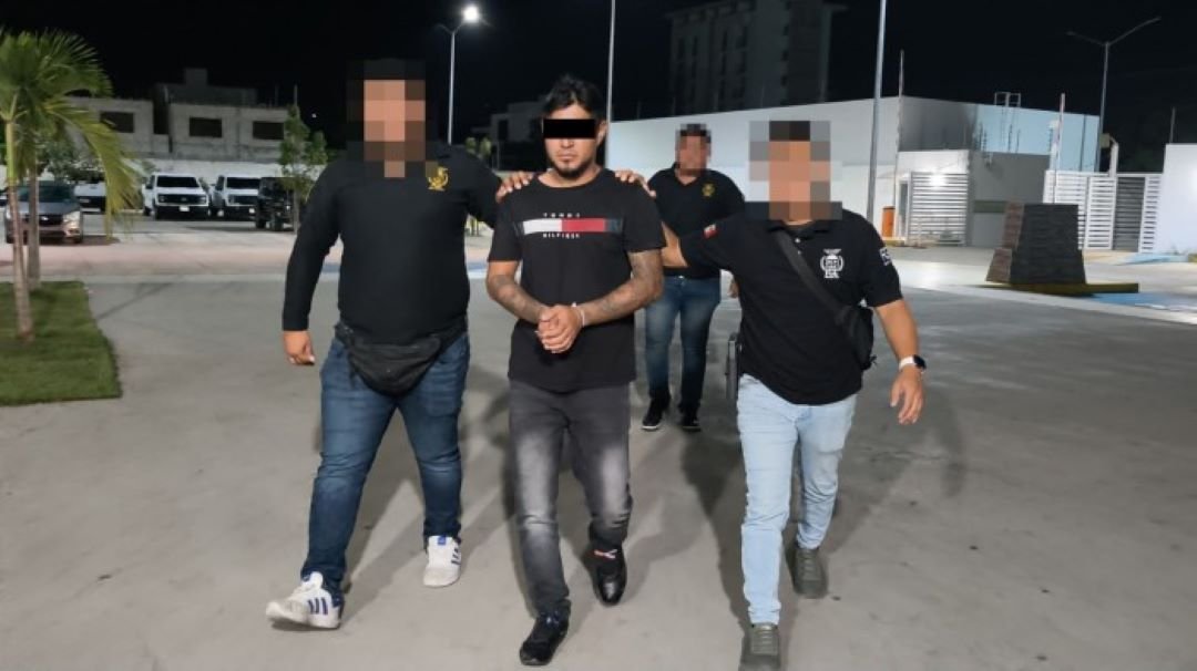 Police escort a handcuffed suspect in Quintana Roo following his arrest and transfer to Cancún for a kidnapping case dating to 2023