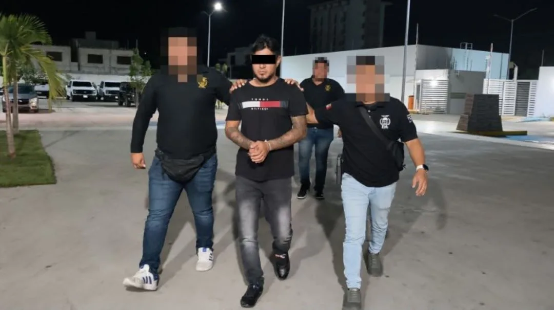 Police escort a handcuffed suspect in Quintana Roo following his arrest and transfer to Cancún for a kidnapping case dating to 2023