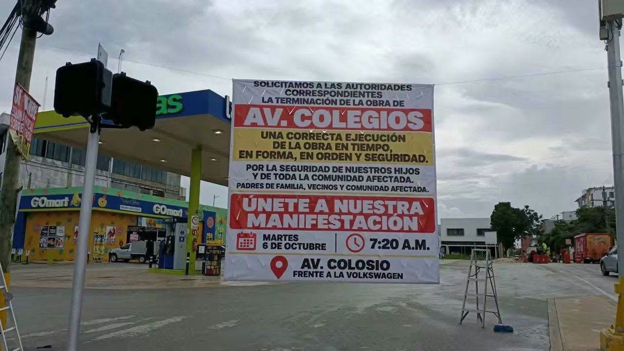 Flooded section of Avenida Colegios in Cancún with open trenches left by Aguakan utility works