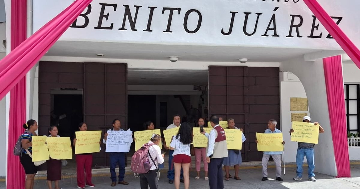 Residents of the El Porvenir and Chiapaneca neighborhoods hold a protest outside the Benito Juárez municipal offices in Cancún, Quintana Roo