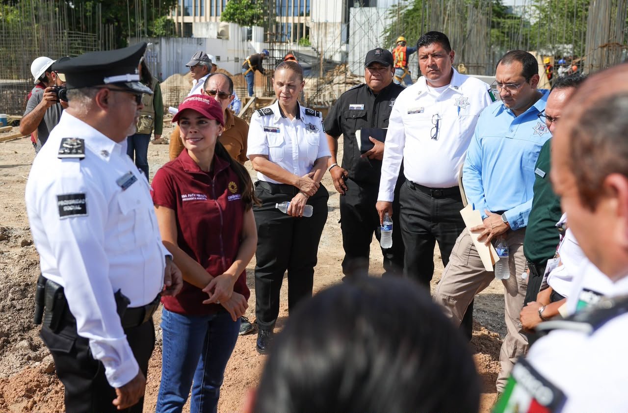 Cancún Mayor Ana Paty Peralta and city officials walk through the unfinished interior of Building 1 at the Titán Citizen Security Complex