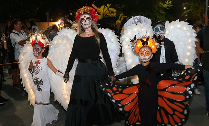 Colorful Catrina figures and a traditional Day of the Dead altar decorated with marigolds and candles for Janal Pixan 2026 in Cancún