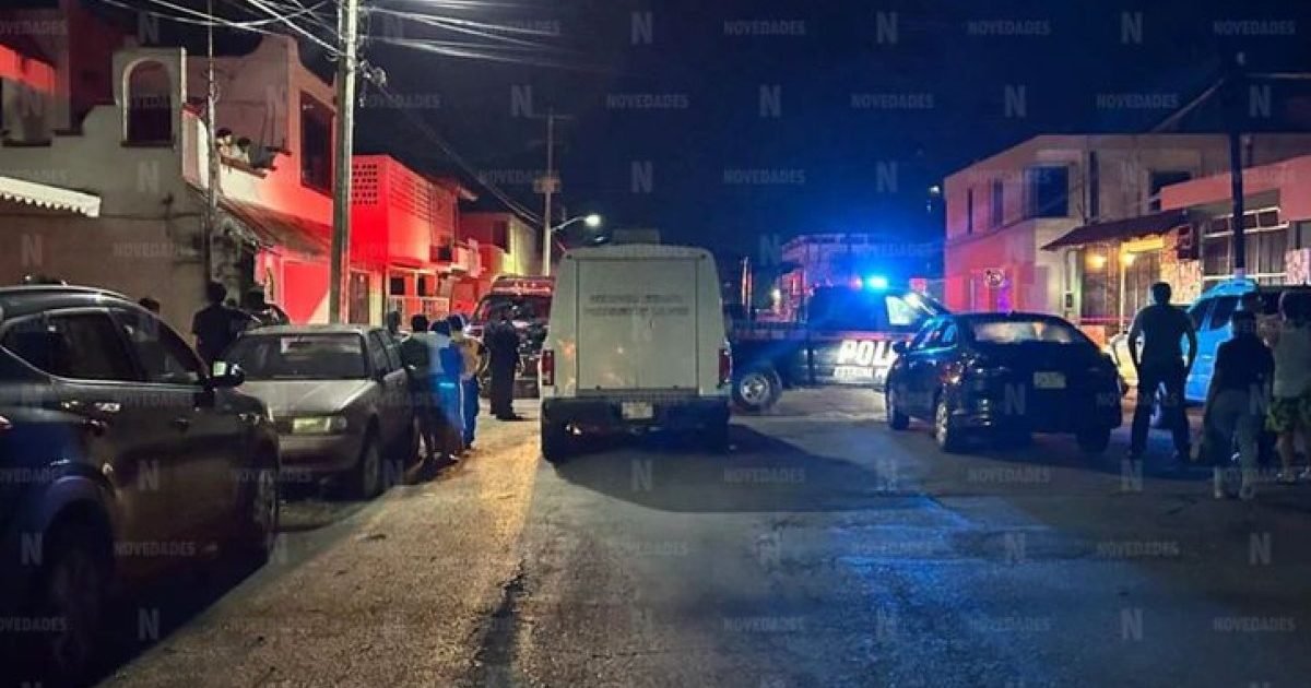 State prosecutor investigators and police cordon off a home in Chetumal where a traffic officer shot two people and then took his own life