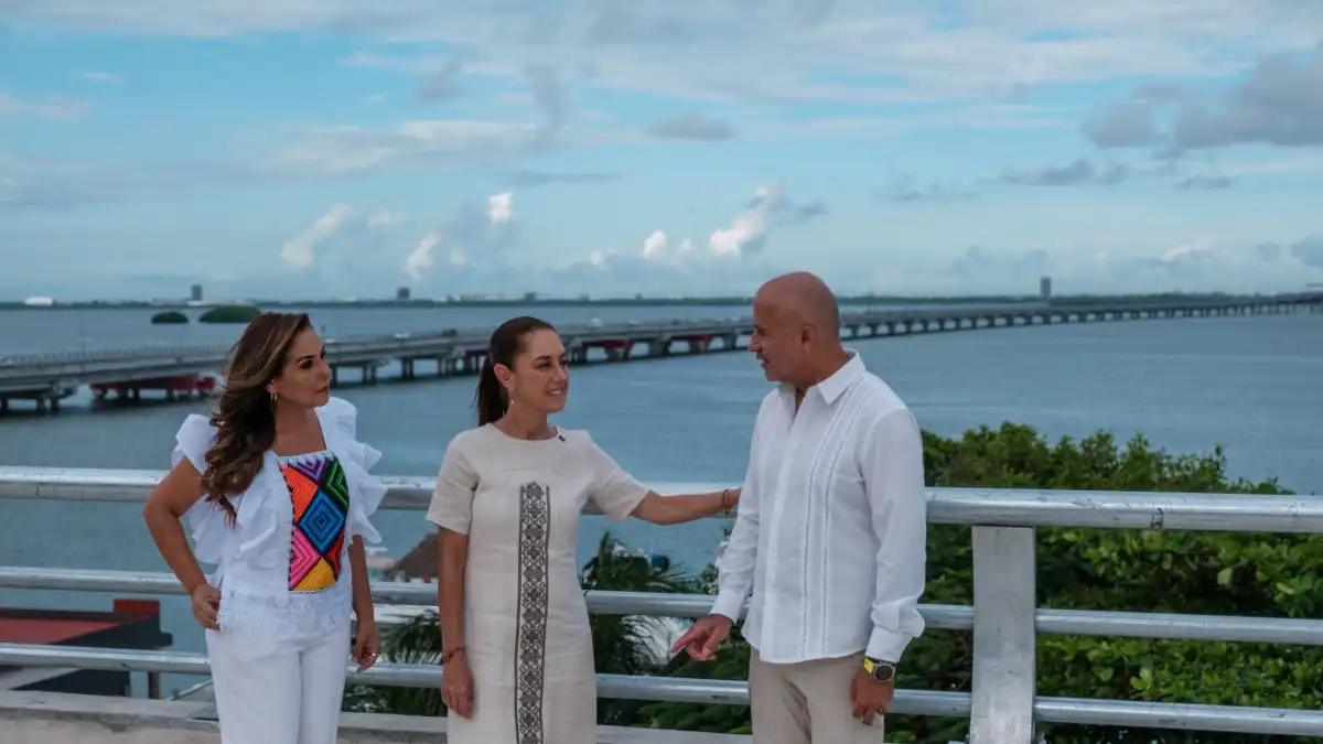 President Claudia Sheinbaum, accompanied by Quintana Roo Governor Mara Lezama and officials, reviews construction work at the Kukulcán interchange in Cancún.