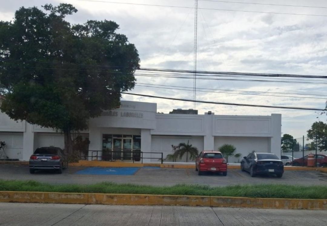 Closed entrance of the Labor Courts in Cancún, Quintana Roo, with a suspension decree posted on the door after a power outage damaged computer systems