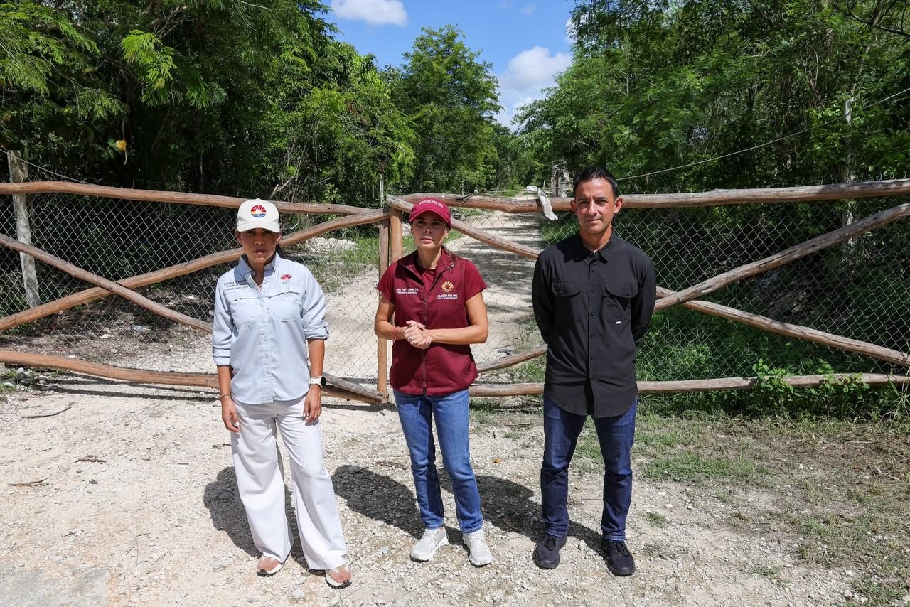 Closure banners placed at the entrance of a residential development in Cancún, Quintana Roo, after authorities shut it down for selling lots without permits