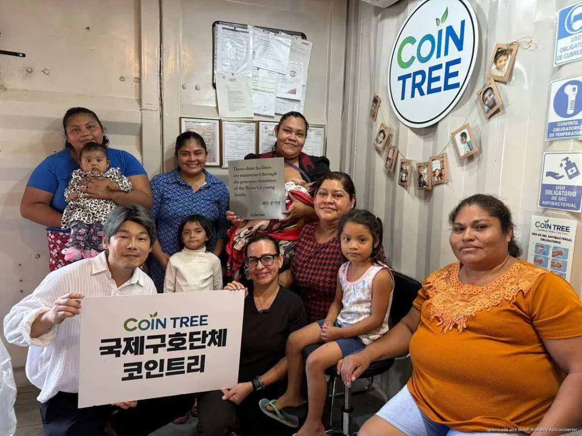 Families seek medical care at the Coin Tree foundation in Tulum, Quintana Roo, where medicine supplies have run low.