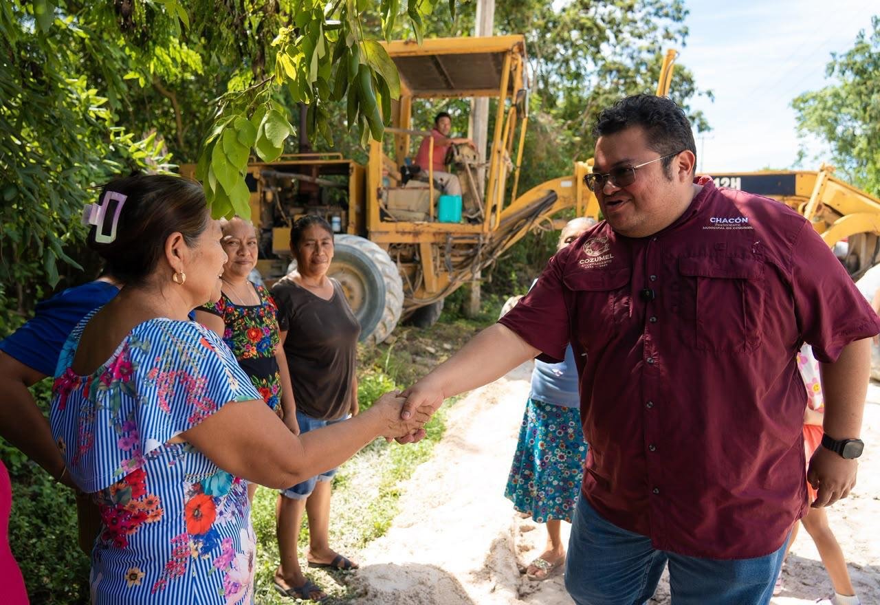Cozumel Mayor José Luis Chacón speaks with residents during an inspection of road rehabilitation work on Francisco Cordero street in the Félix González Segunda Etapa neighborhood