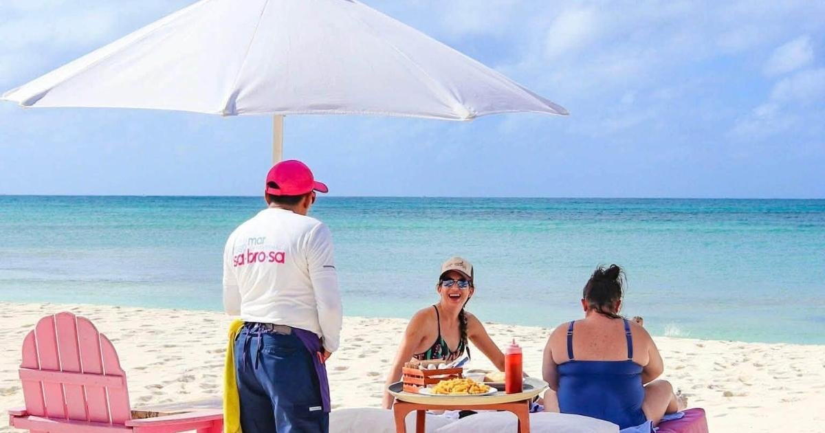 Turquoise water and white sand beach on the island of Cozumel, Quintana Roo