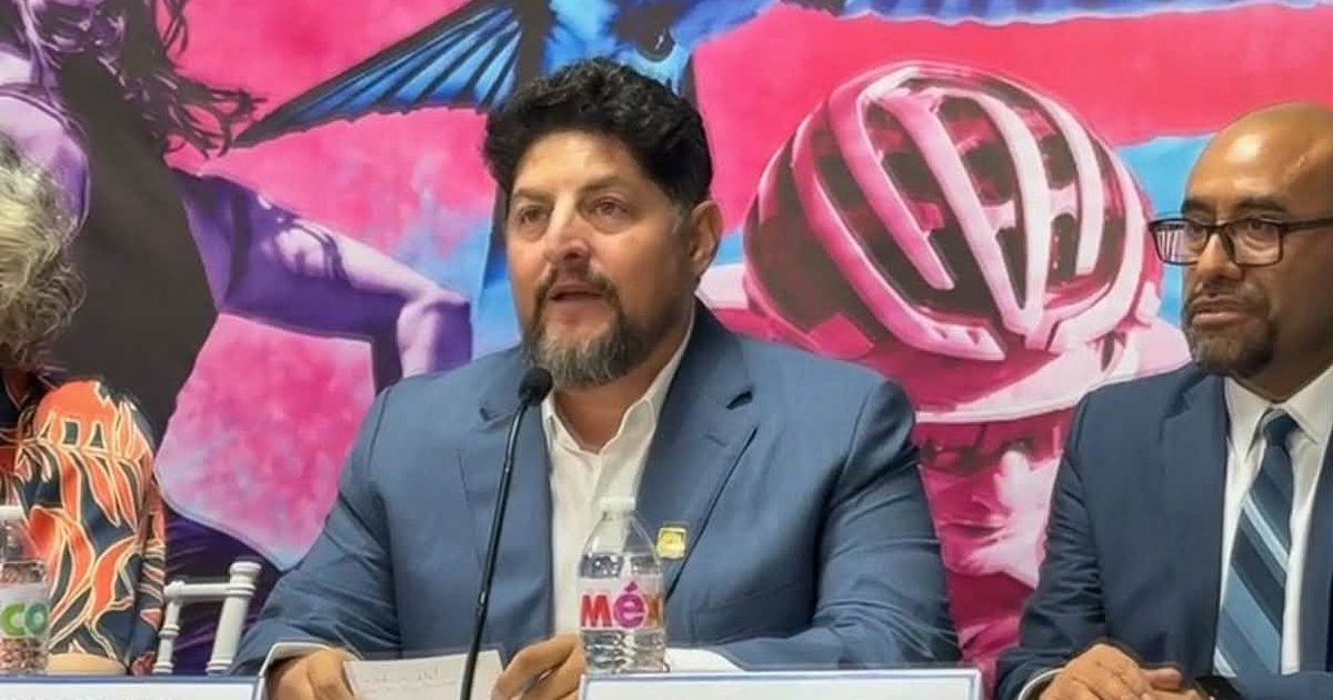 Officials present the first Pueblos Mágicos Triathlon of Cozumel during an event in Mexico City