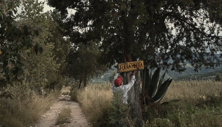 A community assembly in the Sierra Norte de Puebla, where campesinos organize to defend the Río Apulco, as depicted in the documentary Los que dicen No