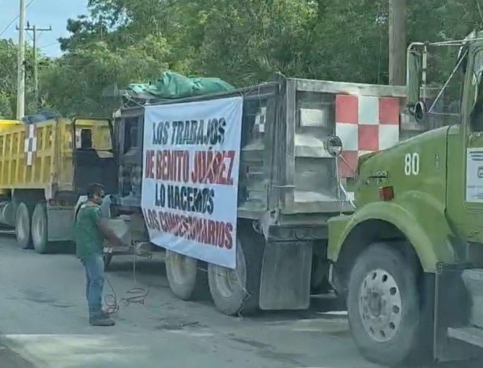Dump trucks parked on the shoulder of federal Highway 307 in Cancún during a protest by concession-holding operators outside the Hotel Haven Riviera Cancún