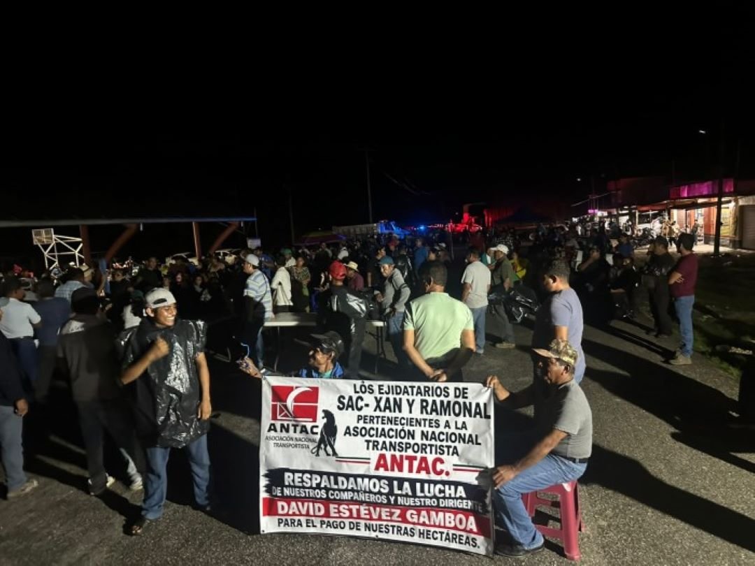 Ejido landholders from Ramonal and Sacxan after lifting their blockade on the Chetumal-Escarcega highway in Quintana Roo