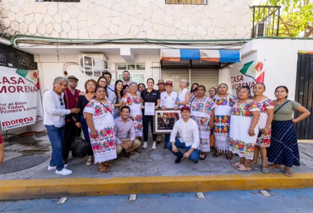 Estefanía Mercado presents her registration for Morena's municipal coordination in Playa del Carmen, accompanied by party founders