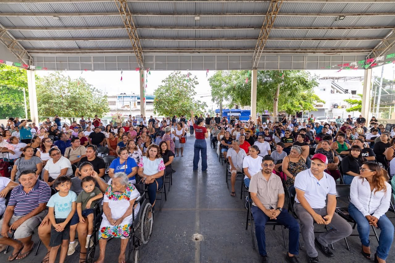 Playa del Carmen Mayor Estefanía Mercado walks through Puerto Aventuras accompanied by local mayor Juan José Arenas Carvajal and residents