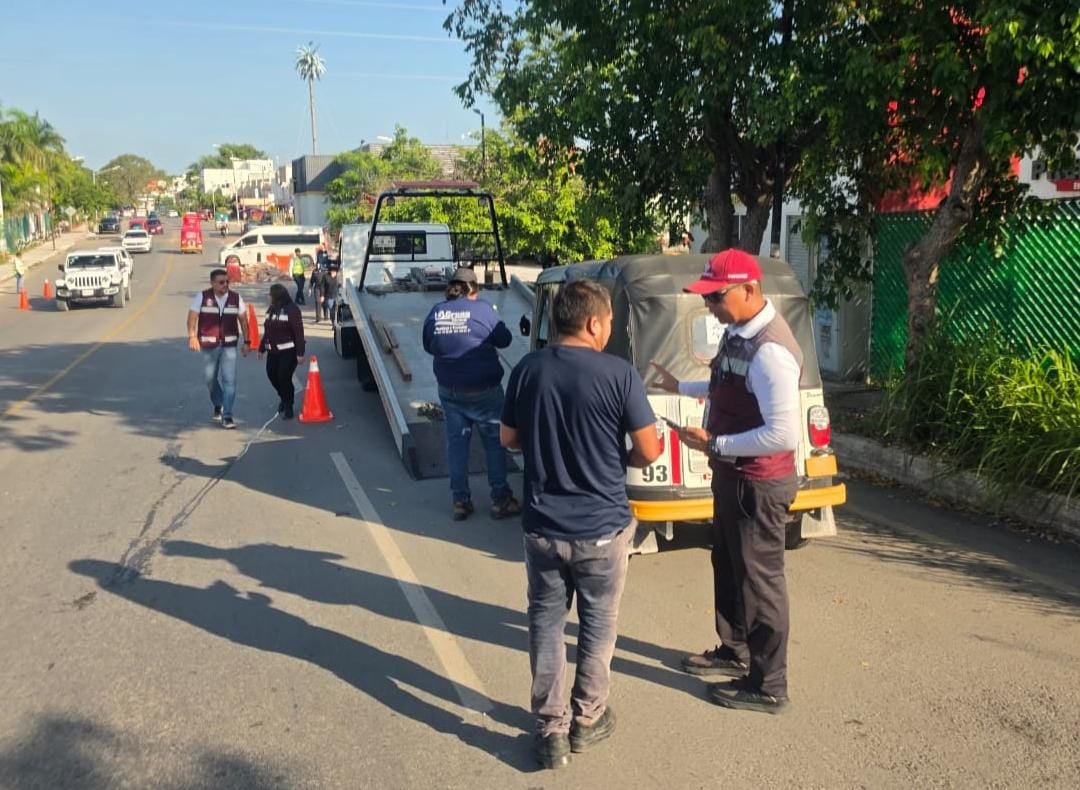 Mototaxis parked along a street in Puerto Aventuras, Quintana Roo, during a documentation check by municipal and state authorities.