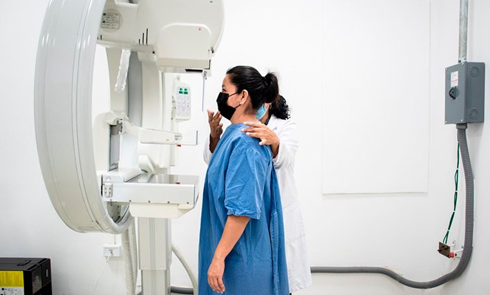 A mobile mammography unit set up at a Bienestar community center in Quintana Roo during a free breast cancer screening drive