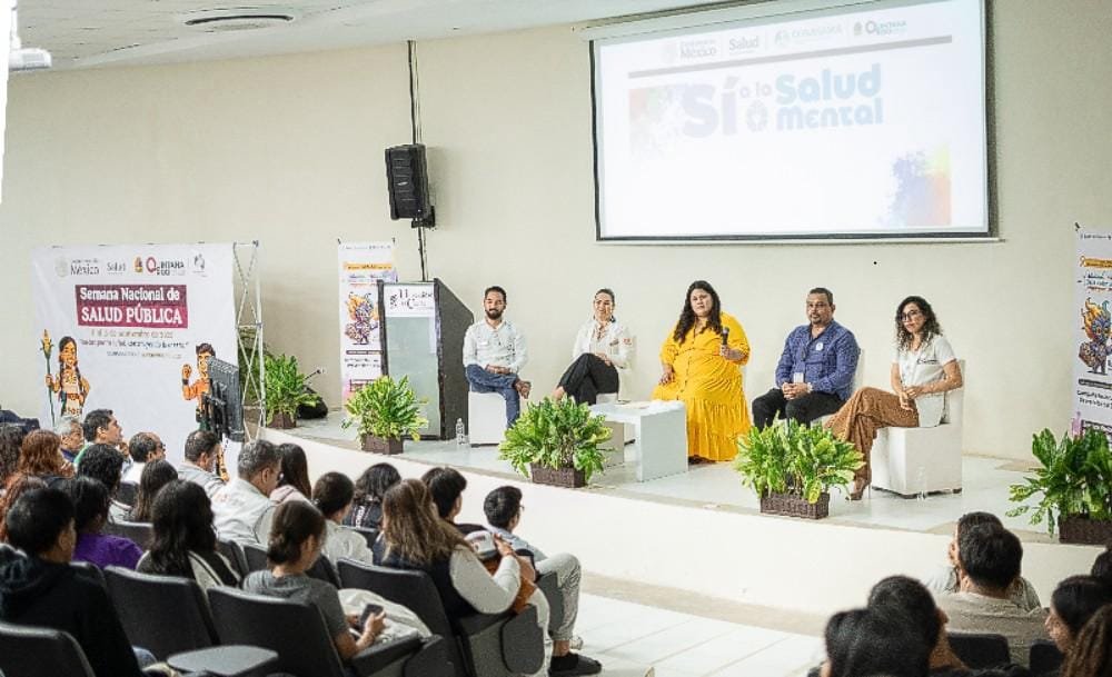 Health personnel provide a free psychology consultation to a patient in Quintana Roo