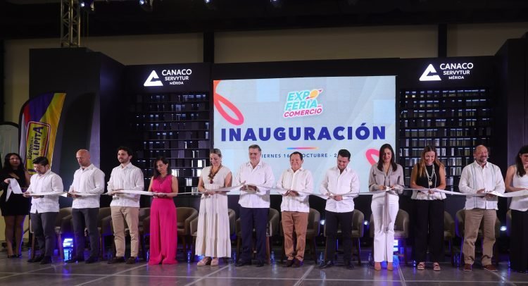 Yucatán Governor Joaquín Díaz Mena and business leaders cut the ribbon at the 26th Expo Feria del Comercio 2026 inside the Centro de Convenciones Yucatán Siglo XXI in Mérida