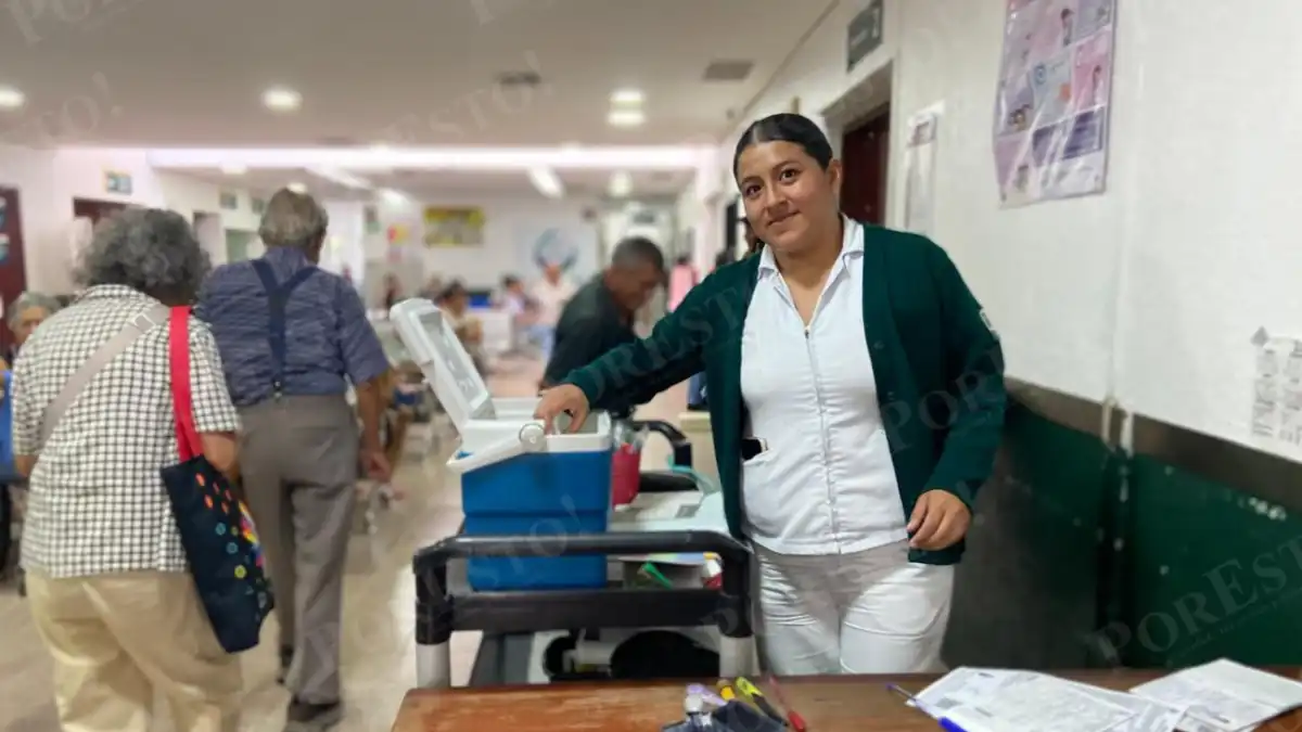 Health worker preparing an influenza vaccine dose at an IMSS clinic in Cancún during the winter vaccination campaign