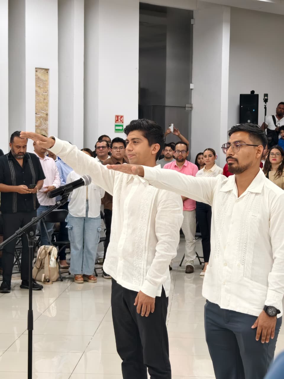 Juan Arena Carvajal takes the oath of office as the new mayor of Puerto Aventuras, Quintana Roo, during an extraordinary council session