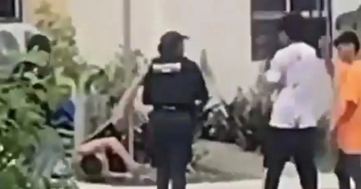 Exterior view of an apartment building in Cancún's Cielo Nuevo subdivision where a man fell from a third-floor window