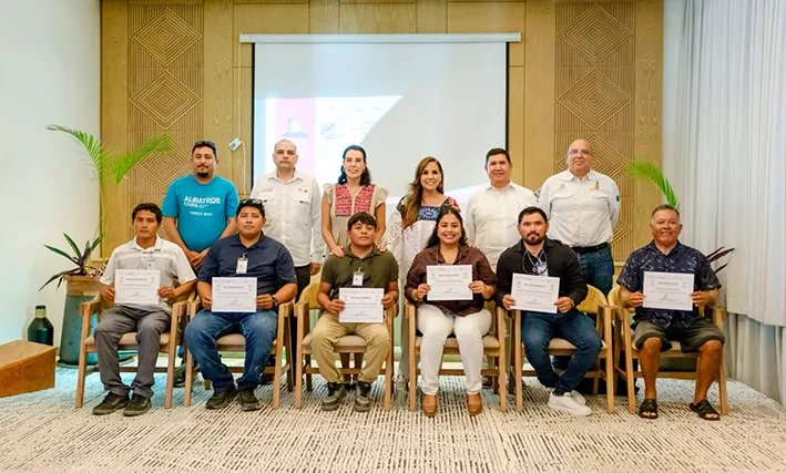 Quintana Roo Governor Mara Lezama and federal Tourism Secretary Josefina Rodríguez present credentials to tourism workers at Parque del Jaguar in Tulum