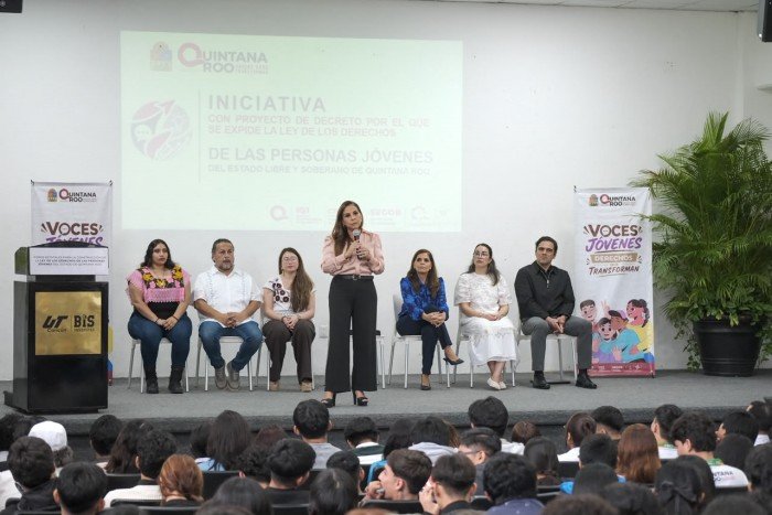 Governor Mara Lezama Espinosa speaking at a state forum on youth rights at the Universidad Tecnologica de Cancun
