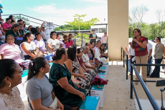 Quintana Roo Governor Mara Lezama stands with women holding new sewing machines at a FARO del Bienestar event in Chetumal