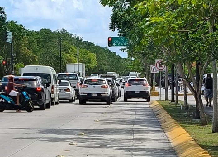 A marked bike lane alongside a street in Playa del Carmen, Quintana Roo, where officials say vehicles often drive or park with little enforcement