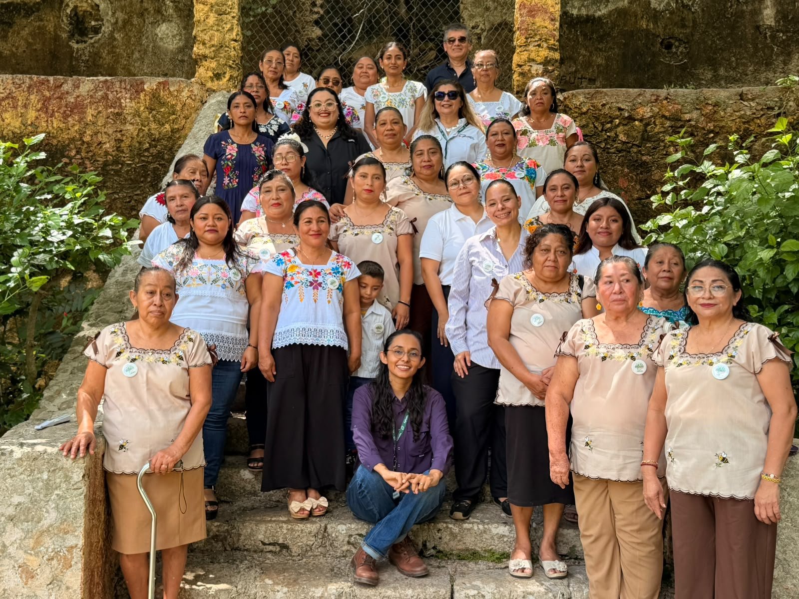 Women from Mérida's outlying communities inspect wooden stingless bee hives during a meliponiculture training session.