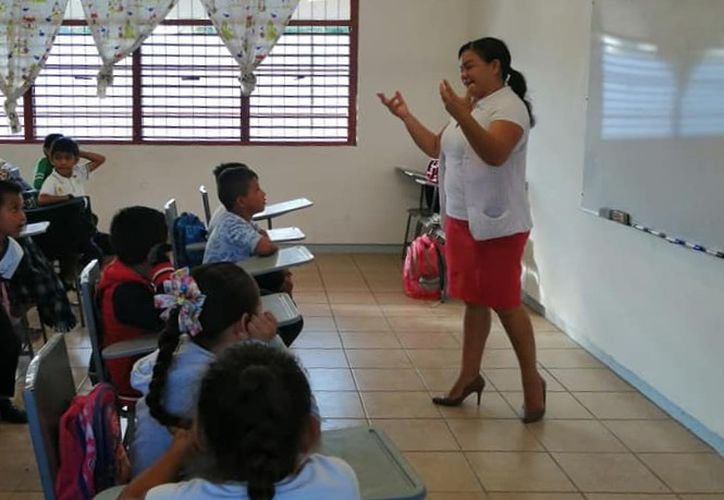 Students and a teacher using Mexican Sign Language during a classroom lesson in Quintana Roo