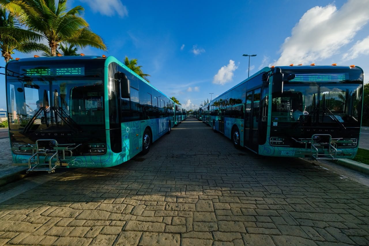 New Yutong hybrid buses lined up at Malecón Tajamar in Cancún during the launch of four new MOBI transit routes