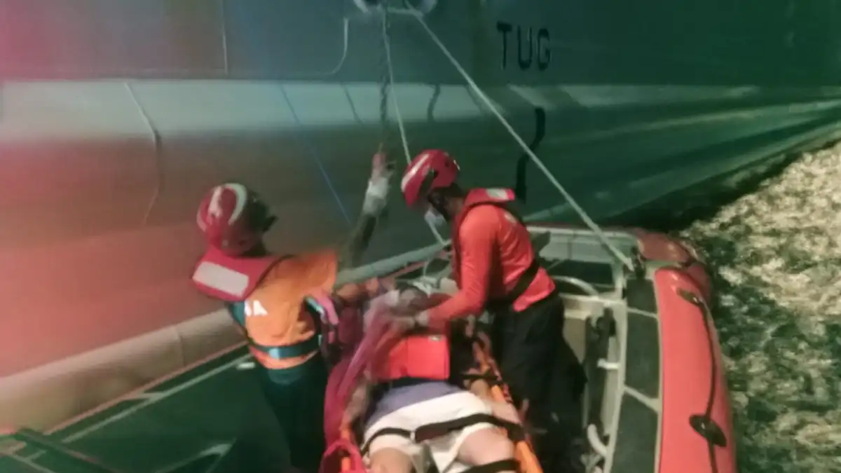 Mexican Navy rescue vessel operating off the coast of Isla Mujeres during a medical evacuation from a cruise ship
