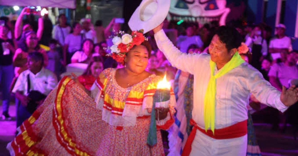 Families gather at the Municipal Esplanade of Isla Mujeres for the Nochecitas Isleñas cultural event featuring music and dance
